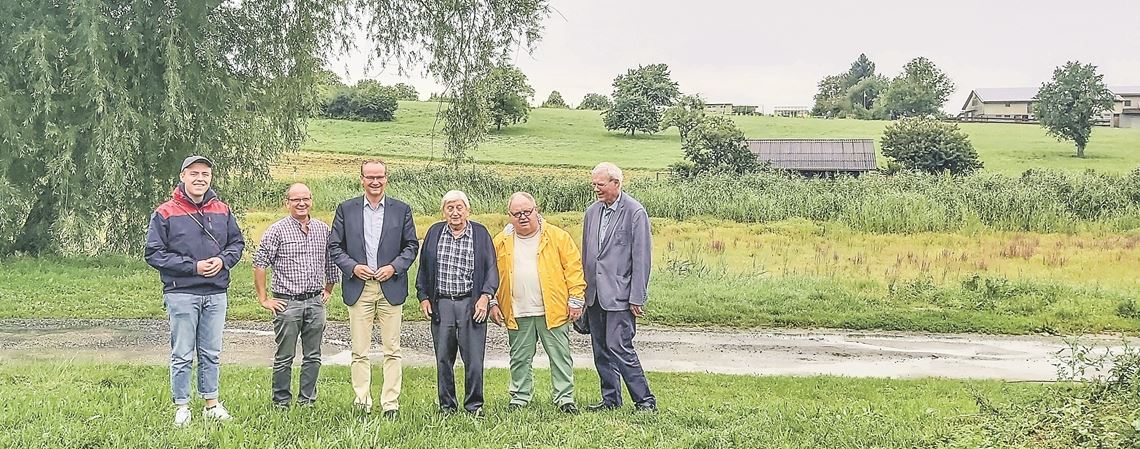Lokaltermin am Wullesee (im Hintergrund). Von rechts Kreisrat Dr. Peter Napiwotzky, Fraktionsvorsitzender Günter Bächle, Ehrenvorsitzender Hermann Fasching, Bundestagsabgeordneter Gunther Krichbaum, Bürgermeister Winfried Abicht und Stadtrat Johannes Bächle.
