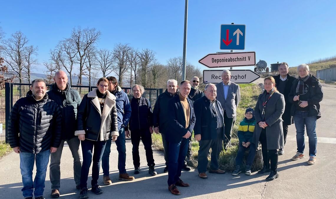 Lokaltermin auf der Deponie Hamberg (v.re.): Kreisrat Martin Reinhardt und Stadtrat Bernd Vogt (beide Knittlingen), Nadine Petri (CDU Mühlacker) sowie die Kreisräte Dr. Peter Napiwotzky und Günter Bächle (beide Mühlacker), Hartmut Ochner (Birkenfeld) und Kurt Ebel (Remchingen), Maulbronns Stadtrat Jörg Burkhardt (im Hintergrund), Mühlackers Stadtrat Matthias Trück, von der Maulbronner CDU Stadtrat Harald Krucker, Annika Anderson, Frank Thorbow und Stadtrat Hans-Peter Lehner. Foto: privat