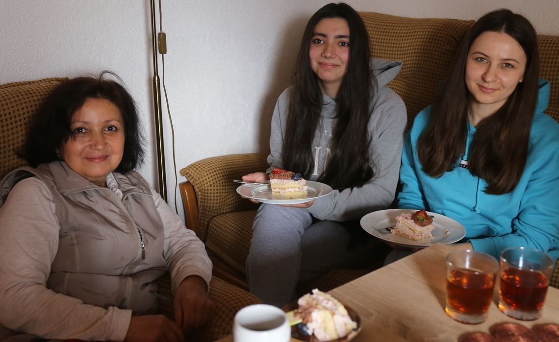 Ostern gibt’s in Lienzingen auf Ukrainisch Lola Kamilova (v.li.), Karina Samsonia und Katerina Shkyria freuen sich, Ostern in Sicherheit verbringen zu können.Foto: Deeg