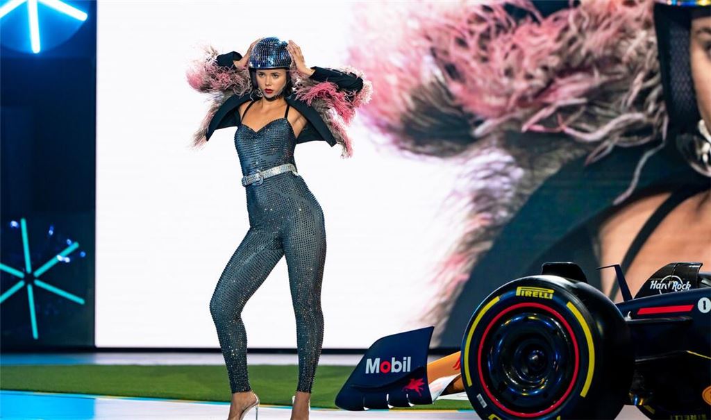 Lola beim Entscheidungswalk in Folge 8.