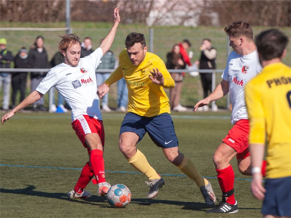 Lomersheim II führt Wiernsheim beim 6:1 auf heimischem Kunstrasen vor. Fotos: Fotomoment