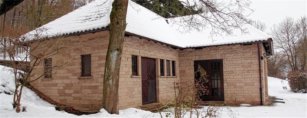 Lomersheim: Künftig sollen Trauergäste nicht nur in der Aussegnungshalle vor Sonne und Regen geschützt sein, sondern auch davor. 