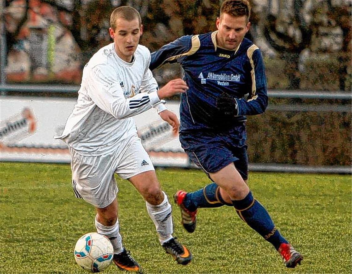 Lomersheim (Simon Roller, re.) läuft den Merklingern (Christoph Ansel) hinterher, das soll gegen Pleidelsheim nicht noch einmal passieren. Foto: Gorr
