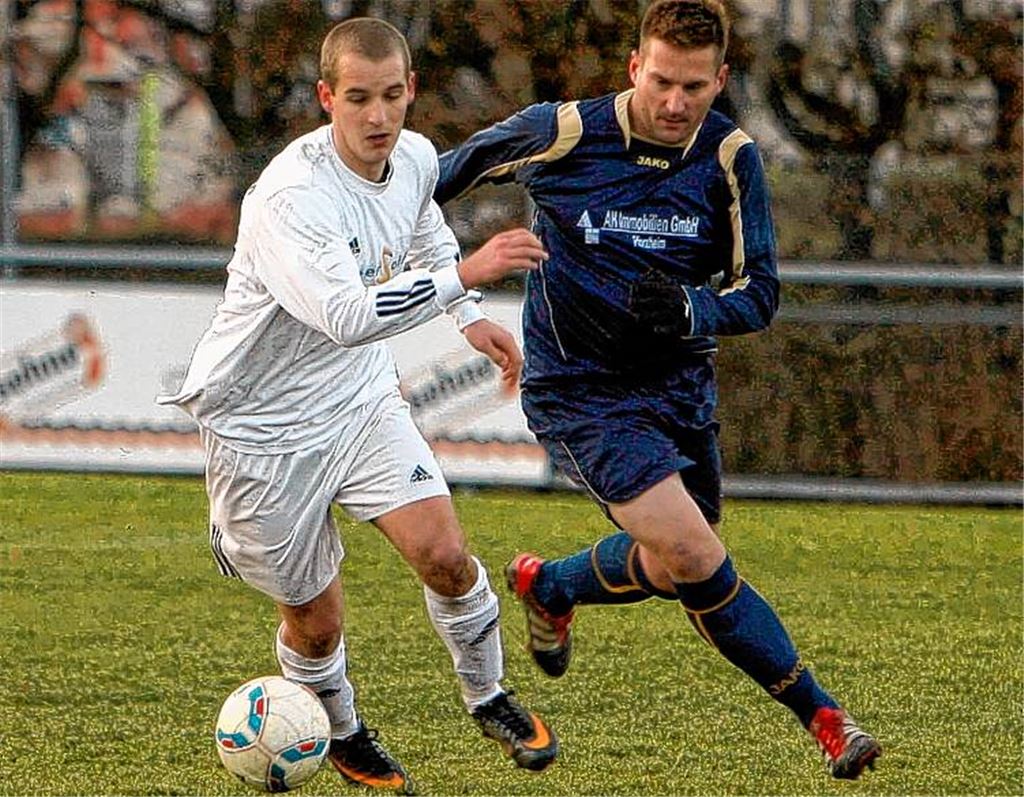 Lomersheim (Simon Roller, re.) läuft den Merklingern (Christoph Ansel) hinterher, das soll gegen Pleidelsheim nicht noch einmal passieren. Foto: Gorr