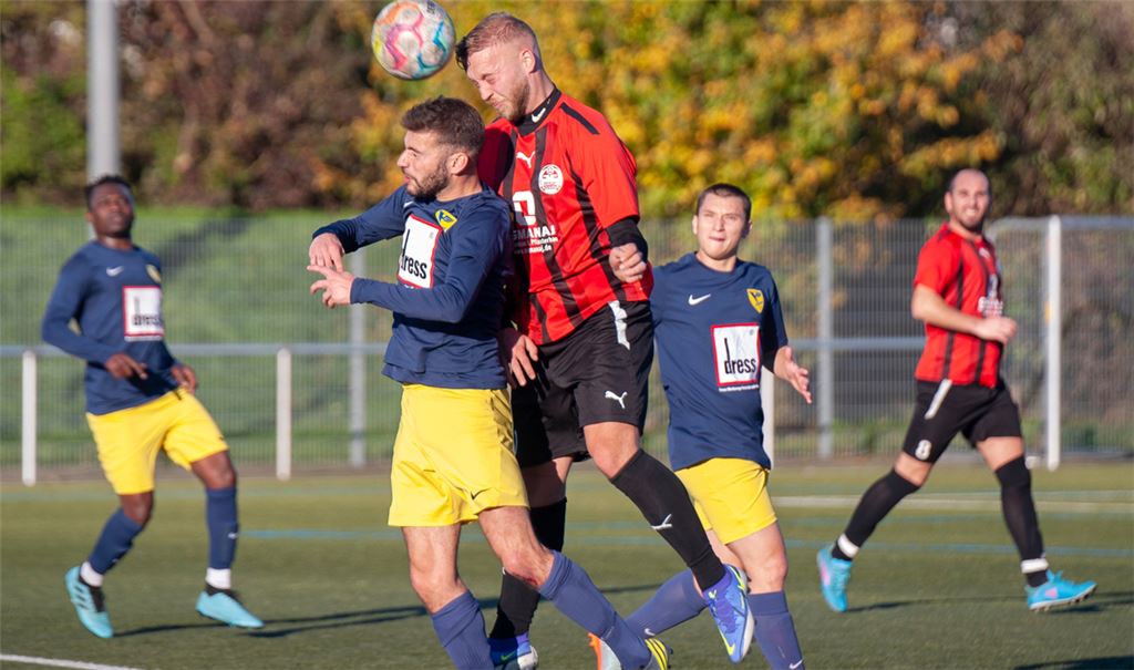 Lomersheim (gelbe Hosen) siegt verdient gegen Kornwestheim.Foto: Fotomoment