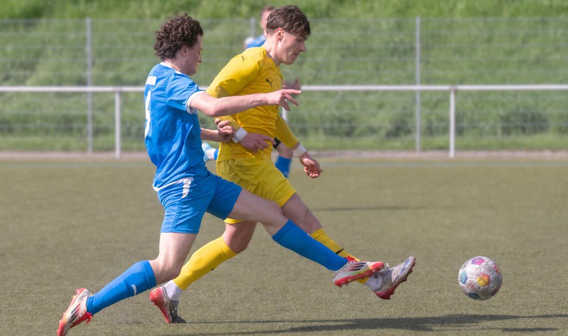 Lomersheim (in Gelb) ist Kornwestheim im Bezirksliga-Duell einen Schritt voraus und sichert sich drei Punkte. Fotos: Fotomoment