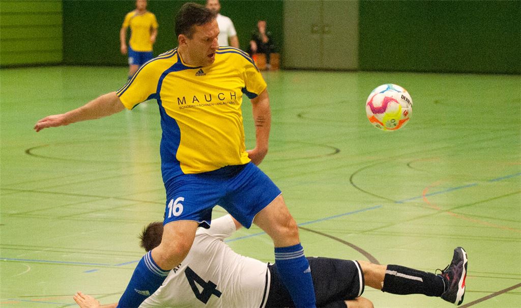 Lomersheims Simon Roller schießt im Endspiel des AH-Hallenstadtpokals das entscheidende 3:2 gegen den TSV Ötisheim. Foto: Fotomoment