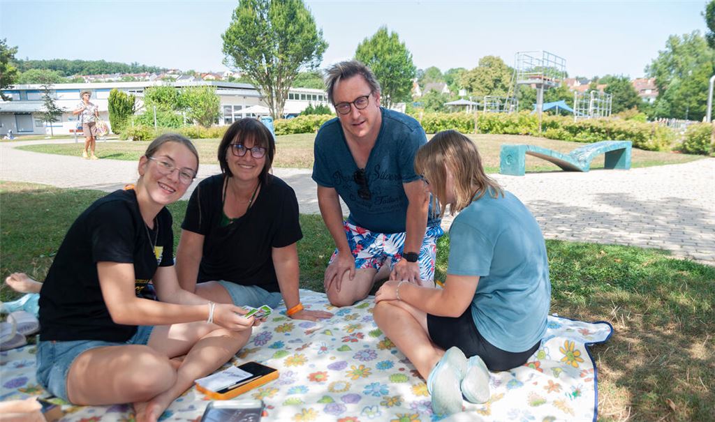 Lonie (v.li.), Andrea, Michael und Laura Staiger gehören zu den rund 85000 Menschen, die das Mühlacker Freibad bis jetzt besucht haben. Foto: Fotomoment