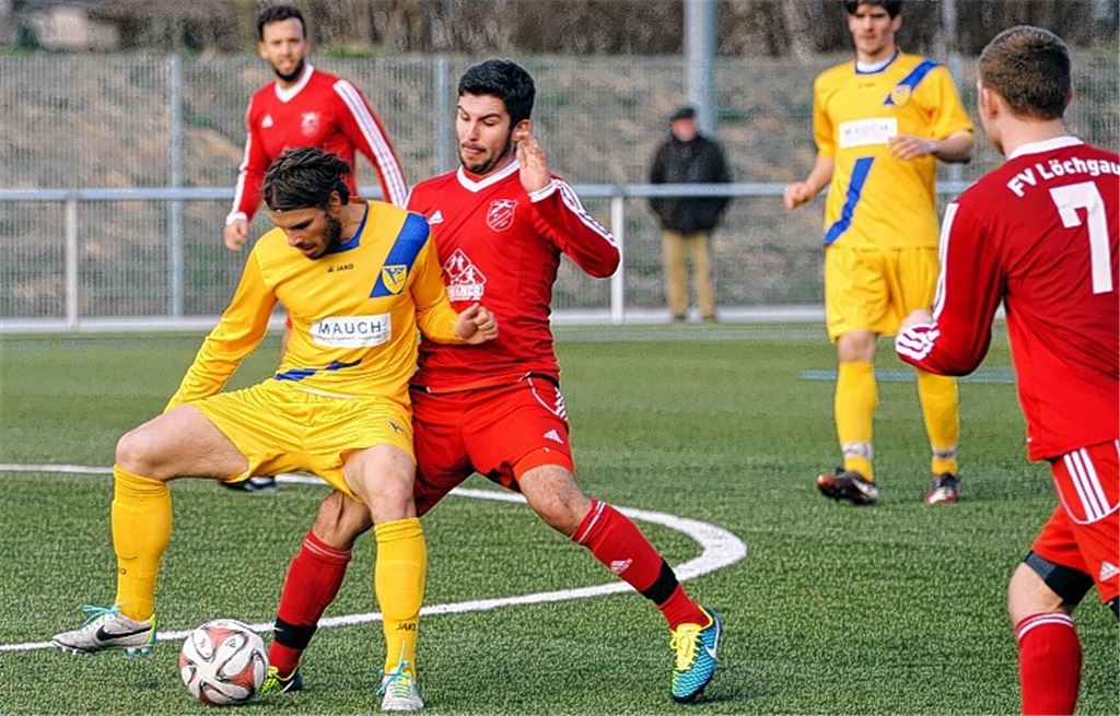 Lonmersheim (gelbe Trikots) hängt sich auf seinem Kunstrasen voll rein, doch gegen robust agierende Löchgauer reicht es nicht.