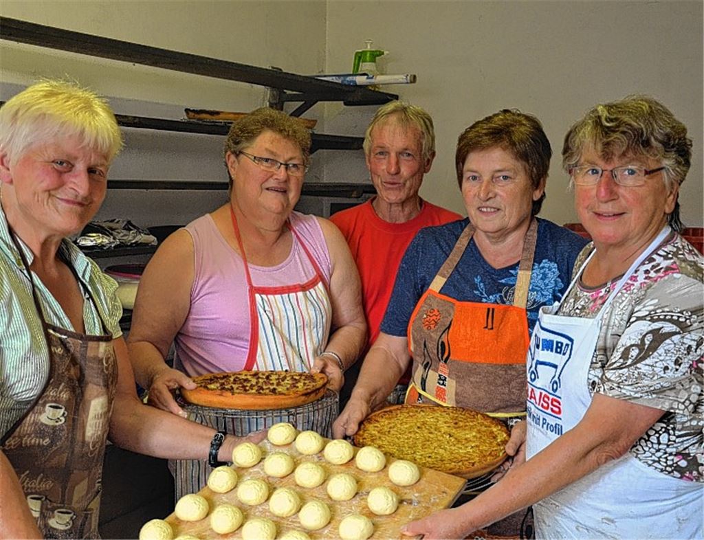Lore Haug, Hannelore Sieber, Herbert Feil, Magdalene Haug und Gerlinde Böhringer (v. li.) versorgten als eingespieltes Team die Besucher des Großglattbacher Backhausfestes mit ihren handgefertigten Köstlichkeiten. Foto: Bischoff-Krappel