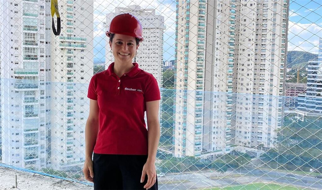 Lorena Brandt leitet den Brandschutz beim Schwarzwälder Befestigungsspezialisten Fischer und ist weltweit unterwegs - hier auf einer Großbaustelle im brasilianischen São Paulo.