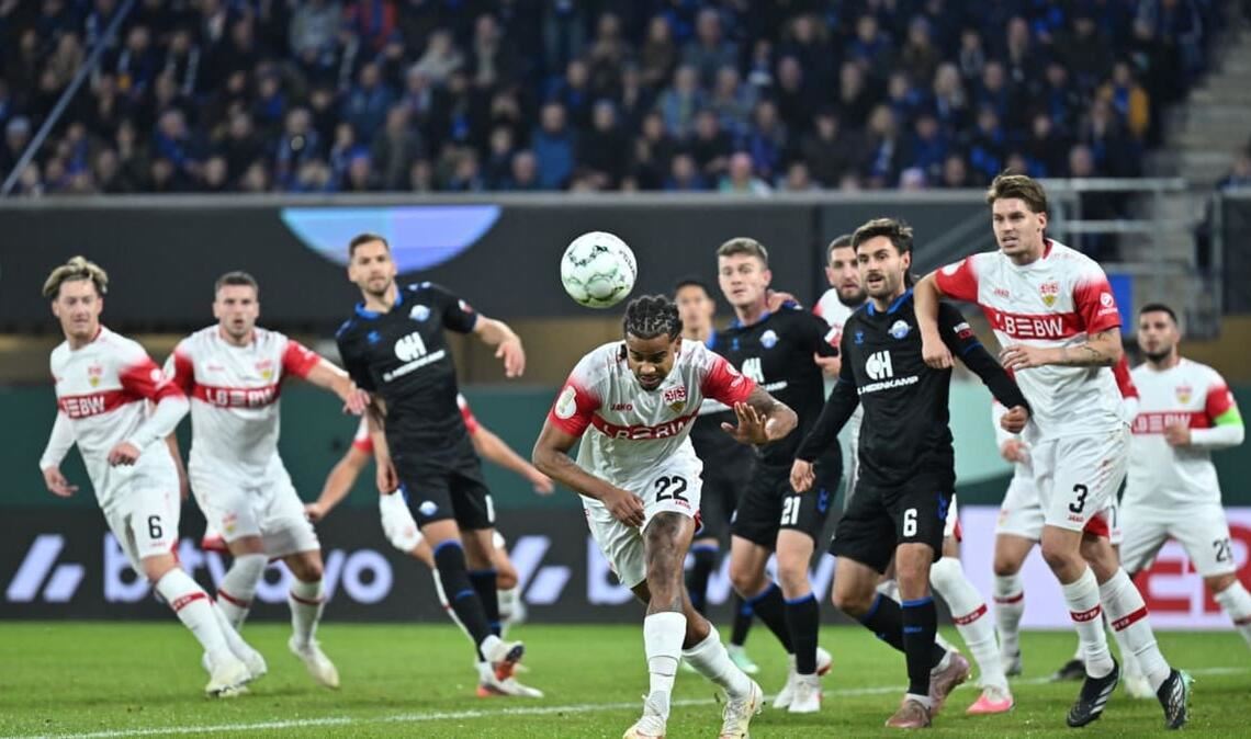Lorenz Assignon köpft den Ball aus dem Strafraum.