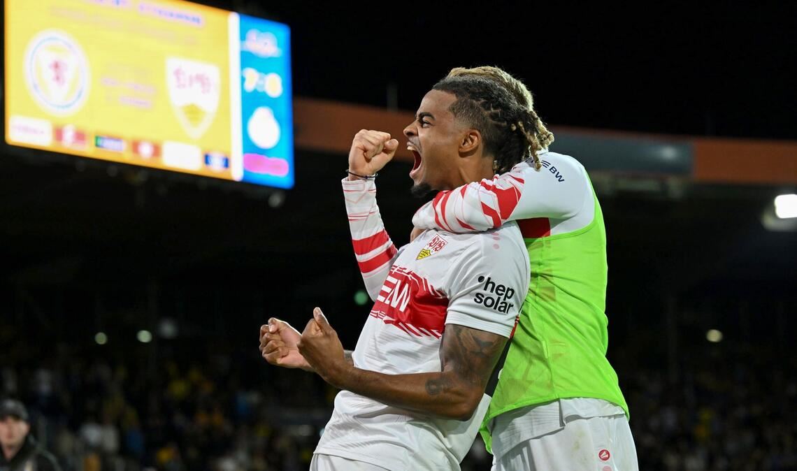 Lorenz Assignon vom VfB Stuttgart jubelt nach seinem Elfmeter im Elfmeterschießen gegen die Eintracht Braunschweig.