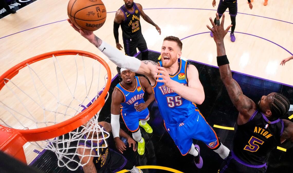 Los Angeles: Kampf unter dem Korb in NBA-Play-offs -  Hartenstein von Oklahoma City Thunder sucht den Abschluss.