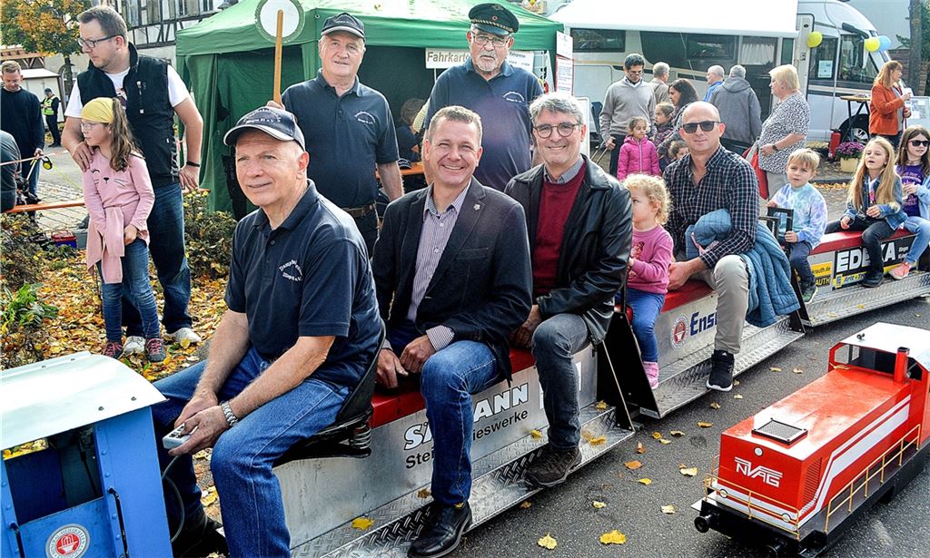 Los geht es: Gewerbevereinsvorsitzender Sebastian Zaiß (2. v.l) und Bürgermeister Armin Pioch (3.v.l.) eröffnen den verkaufsoffenen Sonntag.Fotos: Stahlfeld