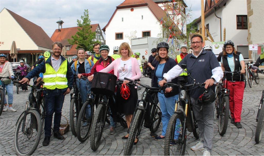 Los geht es beim Stadtradeln (v.li.): Mönsheims Bürgermeisterstellvertreter Joachim Baumgärtner, die Pforzheimer Radnetzbeauftragte Clara Kondziella, die Klimaschutzbeauftragte im Enzkreis, Angela Gewiese, Enzkreis-Radverkehrsmanagerin Andrea Wexel, erste Landesbeamtin Dr. Hilde Neidhardt und Pforzheims Bürgermeister Tobias Volle. Foto: Prokoph