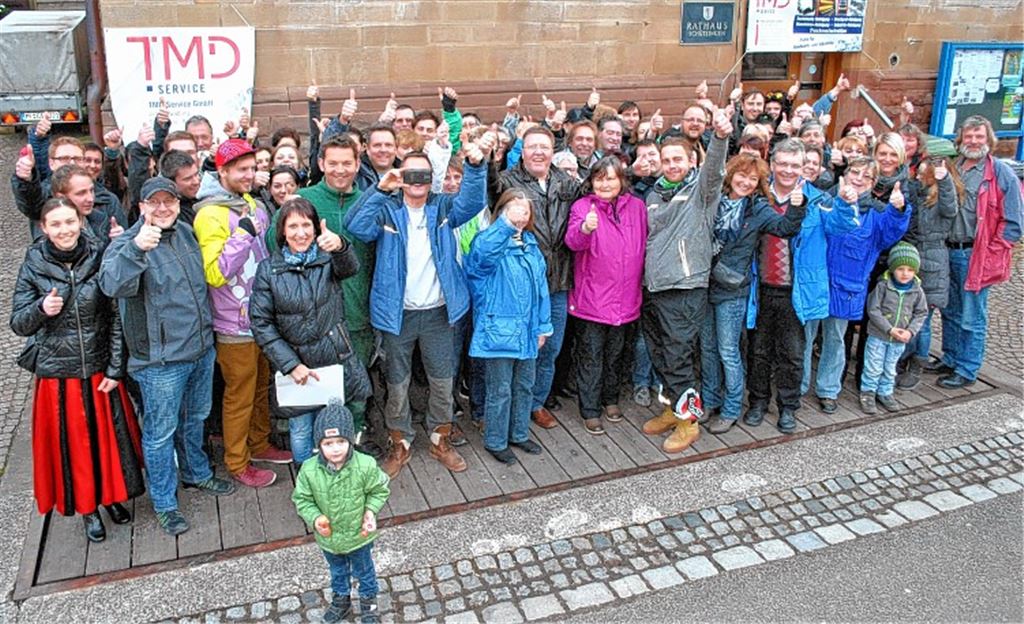 Los geht’s: 72 Schützinger stellen sich gemeinsam auf die Bodenwaage am Rathaus, wo normalerweise Fahrzeuge und Vieh gewogen werden. Fotos: Stahlfeld