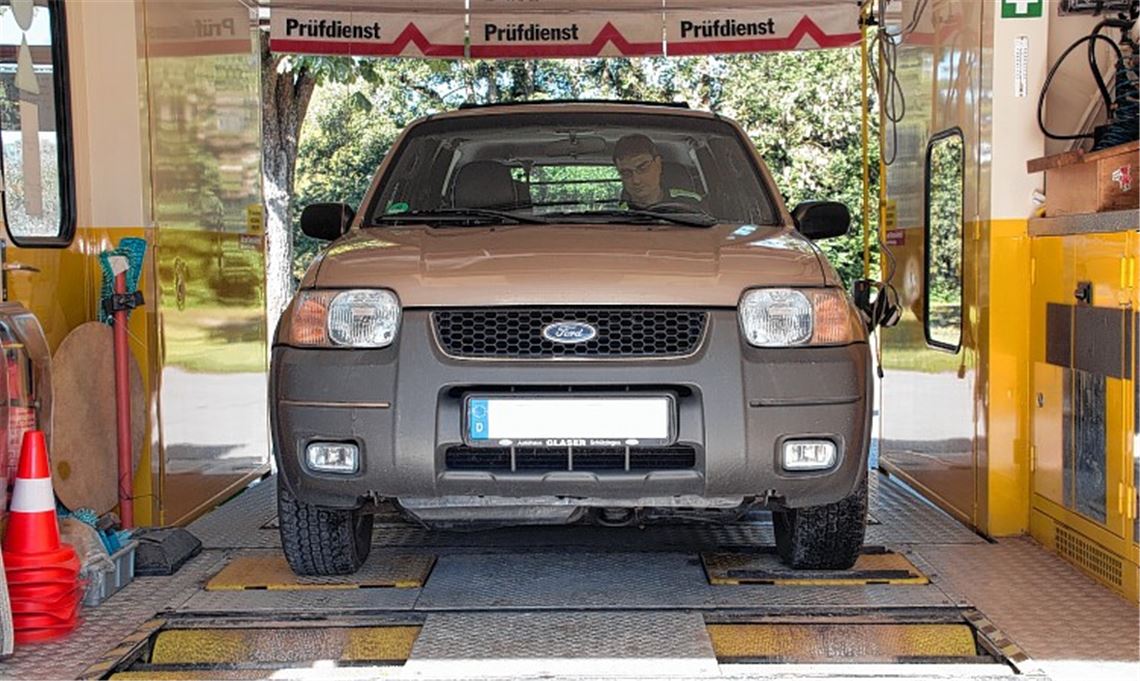 Los geht’s: Der Maverick, liebevoll Traktor genannt, rollt auf den Prüfstand. Seit 64 Jahren bietet der ADAC kostenlose mobile Fahrzeugkontrollen an. Fotos: Wendelstein