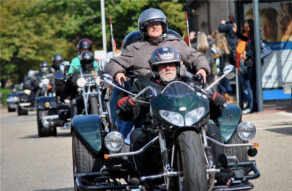 Los geht’s: Die Ausfahrt zum 19.Illinger Motorradherbst startet.  Fotos: Stahlfeld