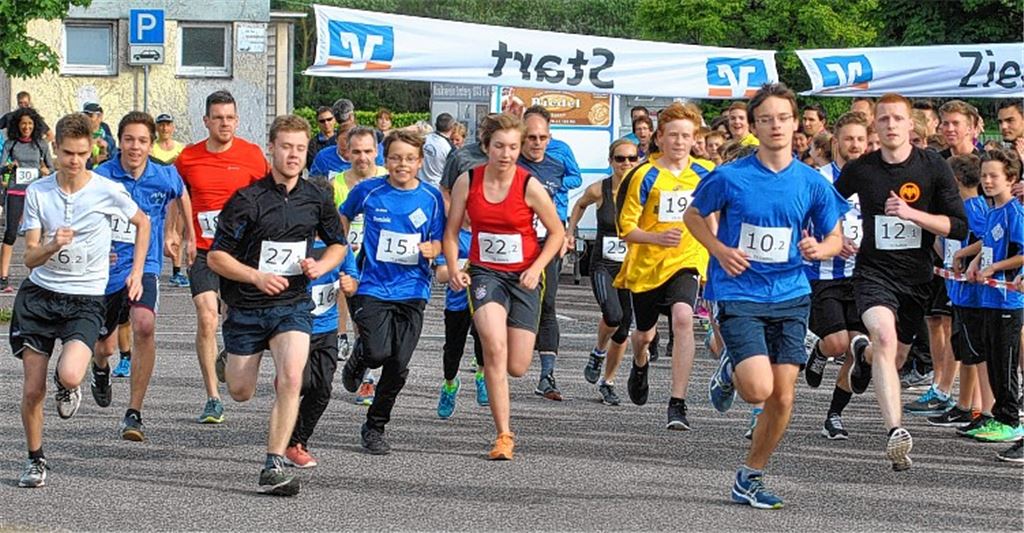 Los geht’s: Die Läufer geben beim Start zum ersten Enzberger Staffellauf gleich Gas. Fotos: Stahlfeld