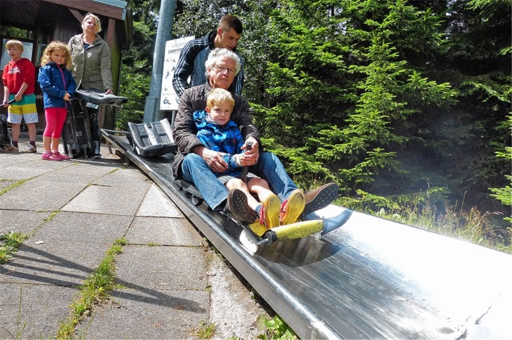 Los geht’s: Friedrich fährt mit seinem Opa Hans van der Lelie den Seekopf auf der Edelstahl-Bahn hinunter. Ungefähr 1500 Meter werden sie hinter sich bringen. Foto: Roth