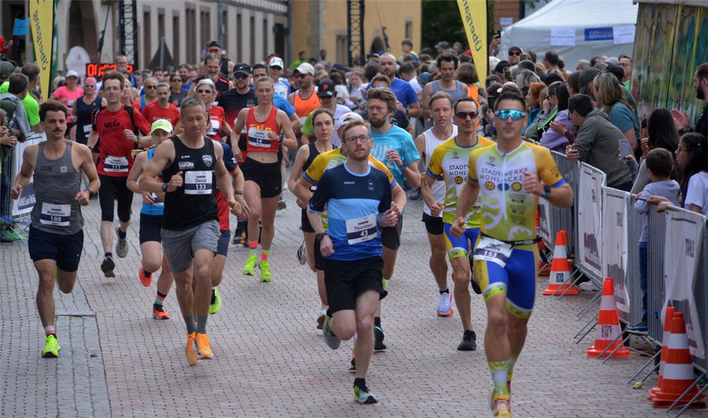 Los geht’s auf die Zehn-Kilometer-Strecke: Nicht nur im Start-Ziel-Bereich, sondern überall entlang der Strecke stehen Zuschauer, die die Läuferinnen und Läufer mit Applaus und Zurufen motivieren. Fotos: Stahlfeld