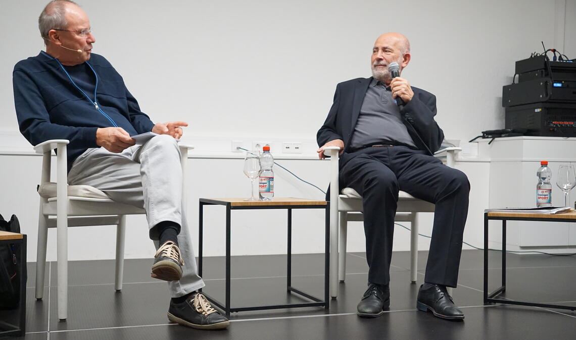 Lothar Frick (li.) im Gespräch mit Wolf Ehrenberg. Foto: Bastian