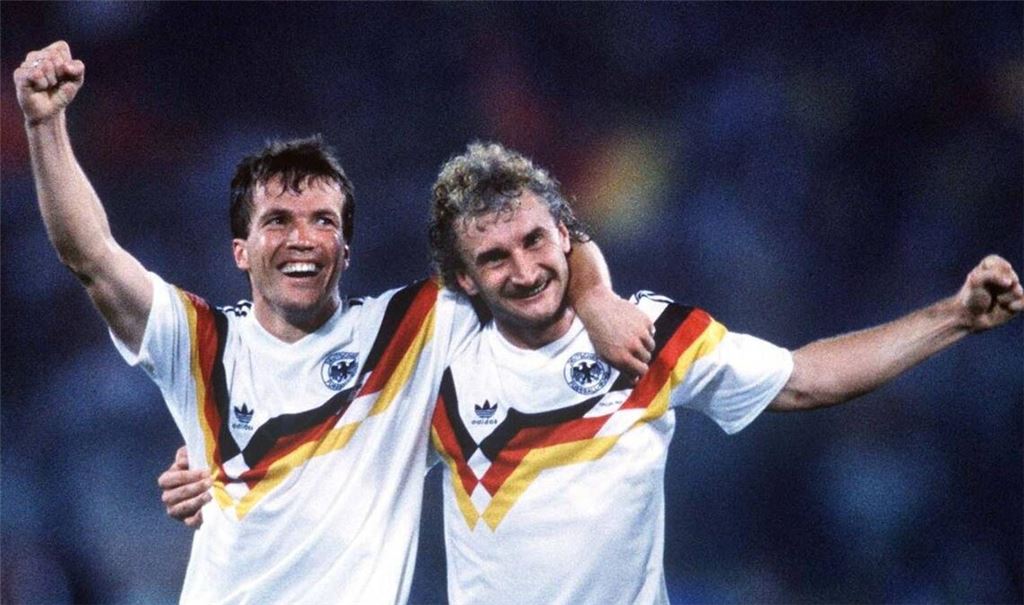 Lothar Matthäus (li.) und Rudi Völler bei der WM 1990 - im damals sehr auffälligen Trikot der deutschen Fußball-Nationalmannschaft.