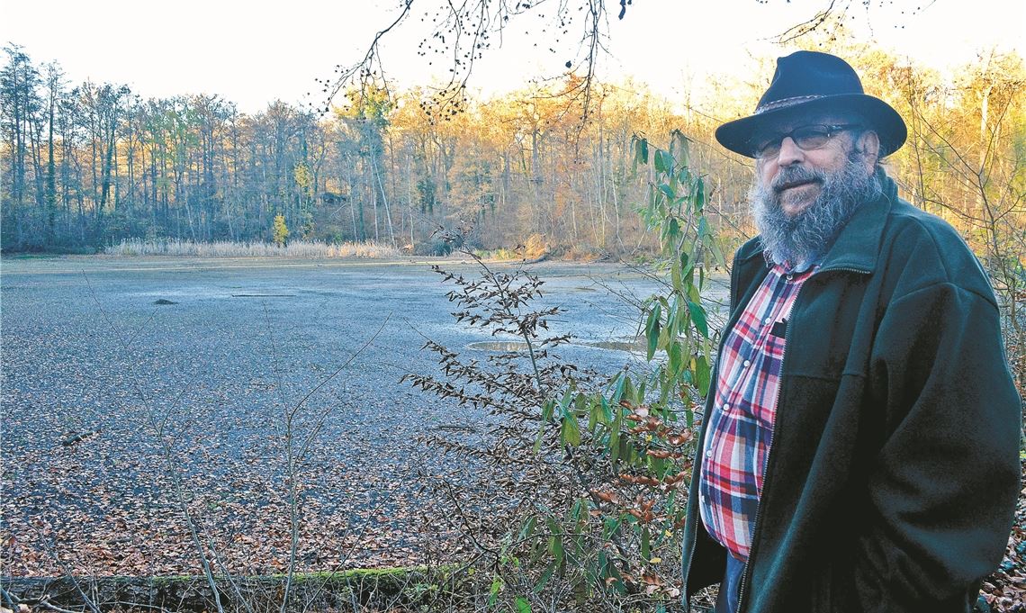 Klosterseen brauchen mehr Regen Lothar Strobel, Gewässerwart des Angelsportvereins Illingen, vor dem fast trockenen Mittleren Klostersee. Hier muss der Damm komplett neu gebaut werden. Foto: Stahlfeld