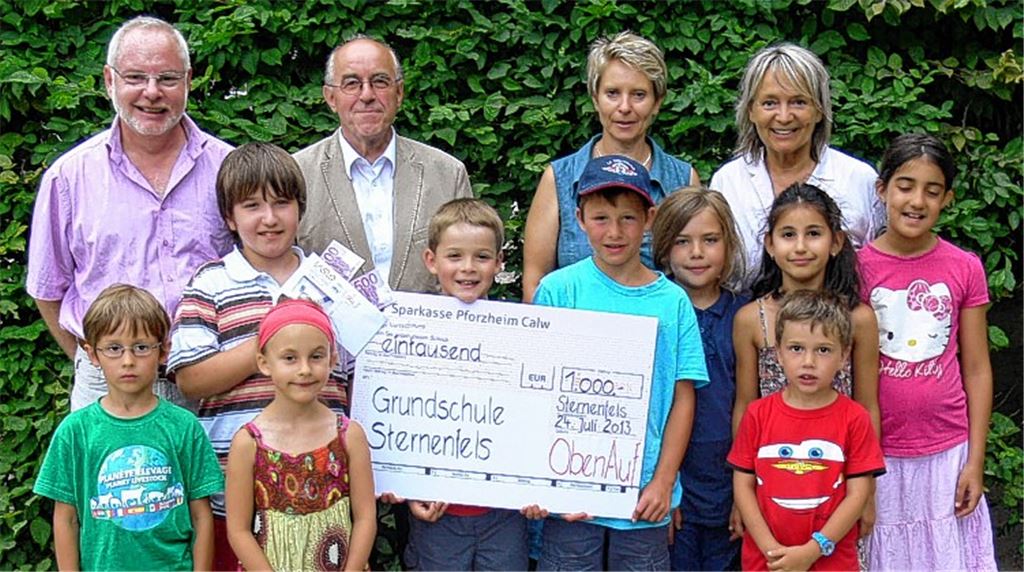 Lothar Wittig, Geschäftsführer der Laslo GmbH, sein Sohn Gianni, Helmut Wagner, Geschäftsführer von ObenAuf, Renée Ziegler vom Freundeskreis ARTistik und Schulleiterin Christel Weigle-Mayer (v. li.) mit einigen Grundschulkindern bei der Spendenübergabe.