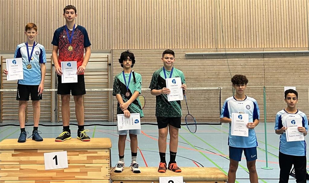 Louis Bronner (li.) und Sven Zimmermann holen im U15-Doppel den Sieg, Noah Kairies und Younes El Ouardi (re.) werden bei ihrer Premiere Vierter.