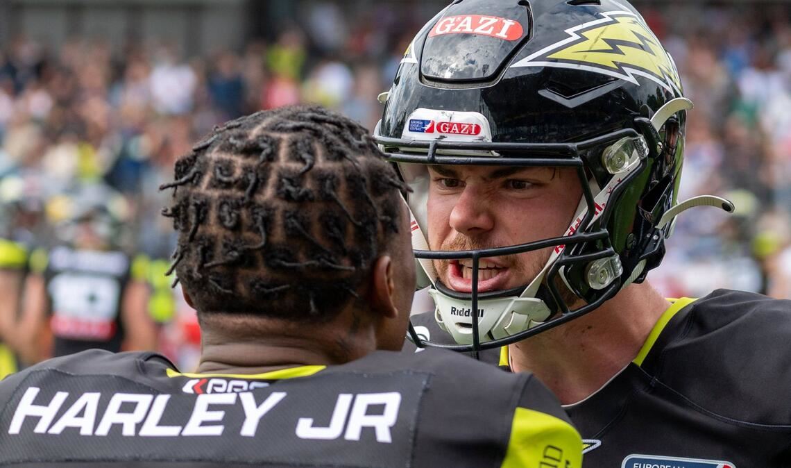 Louis Geyer (24/Wide Receiver): „Das Finale in Stuttgart zu spielen, bedeutet für mich unglaublich viel. Ich habe meine Wurzeln hier, bin hier aufgewachsen, habe einen großen Bezug zu dieser Stadt. Deshalb ist dies für mich etwas unglaublich Großes. Ich war schon als kleiner Junge mit dem VfB-Trikot im Stadion und habe damals zu meiner Mutter gesagt: Pass auf, ich spiele da irgendwann Fußball drin. Jetzt die Möglichkeit zu haben, in diesem Stadion Football zu spielen, ist ein Full-circle-Moment, von dem ich nie gedacht hätte, dass er auf diesem Weg funktioniert. Ich bin unglaublich glücklich und werde alles dafür geben, auch zu gewinnen. Vielleicht kommen jetzt 40 000 Zuschauer – es wird ein unfassbares Erlebnis.  Meine beiden besten Kollegen sind Dauerkarteninhaber beim VfB, wenn mal einer nicht kann, darf ich seine nehmen und bei Heimspielen dabei sein. Ich finde den VfB unglaublich gut,  die Fans sind die besten der Bundesliga. Es ist eine unfassbare Atmosphäre in diesem Stadion, und ich kann es kaum erwarten, diese Atmosphäre – zumindest teilweise – auch zu erleben. Meine Familie wird natürlich im Stadion sein, dazu die Hälfte meiner Kontaktliste. Nachdem feststand, dass wir tatsächlich das Finale erreicht haben, wurden noch sehr viele Tickets gekauft – es wird einfach unglaublich.“