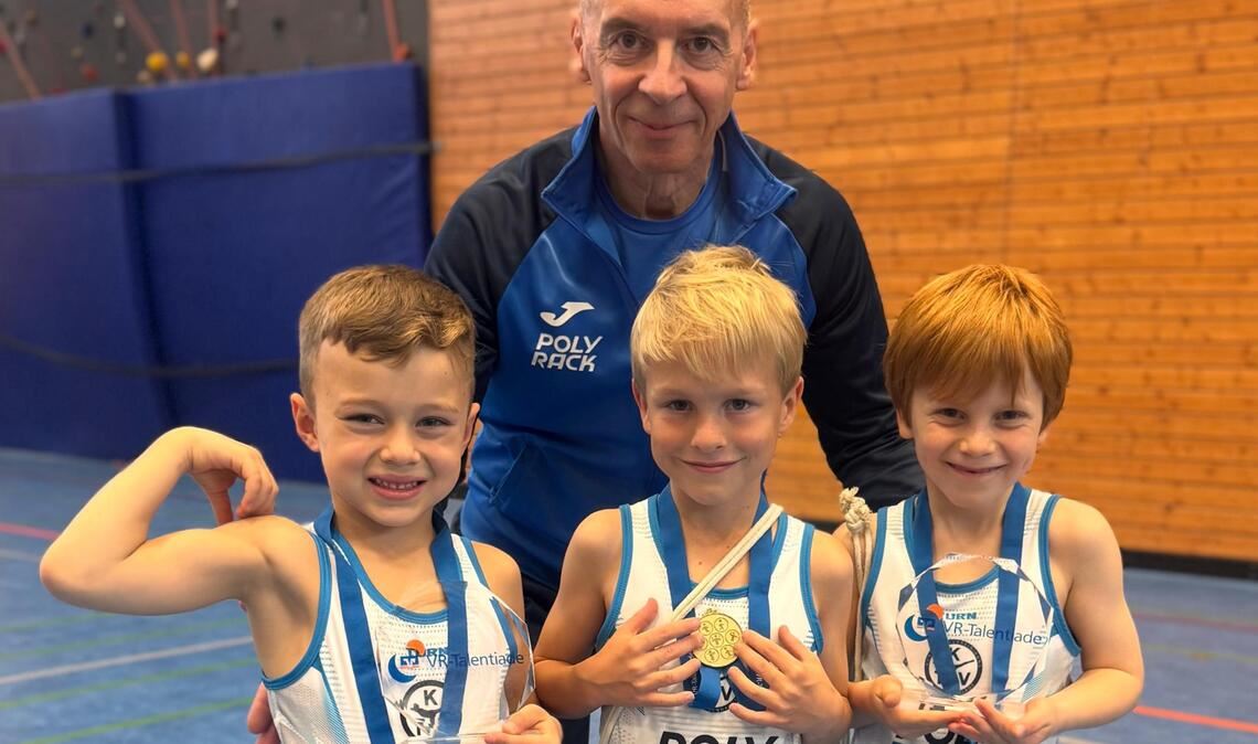 Louis Rapp, Len Waßmann, Erick Haberbusch mit Trainer Jörg Grossmann. Foto: Rapp