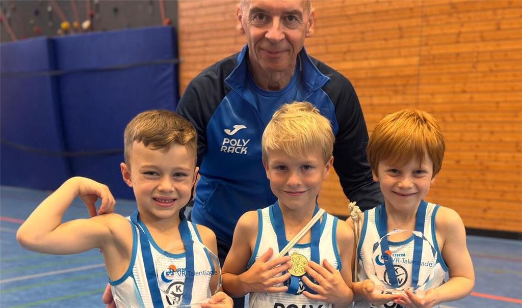 Louis Rapp, Len Waßmann, Erick Haberbusch mit Trainer Jörg Grossmann. Foto: Rapp
