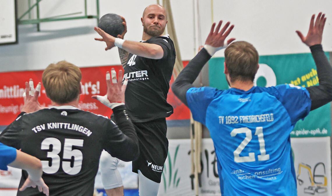 Lucas Gerdon (am Ball) kommt nach einer langen Verletzungspause stark zurück. Bei seinen Kurzeinsätzen kann er gleich drei Treffer für Knittlingen erzielen. Fotos: Müller