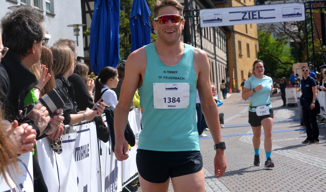 Lucas Weithoff vom Team Mahle holt sich den 5-Kilometer-Sieg bei den Männern.