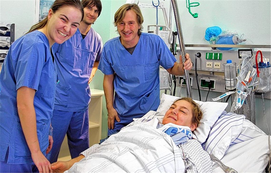 Lucía Gilsanz Arroyo misst unter Aufsicht der Fachkrankenpfleger für Anästhesie- und Intensivpflege Rudolf Gillé (re.) und Michael Zechiel den Blutdruck bei einer Patientin.