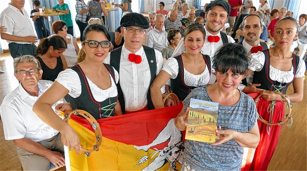 Lucia Nikolov (vorne re.) feiert, dass sie ihre „Erinnerungen einer Deutsch-Italienerin aus den 60er-Jahren“ nun in gedruckter Version vorstellen kann.