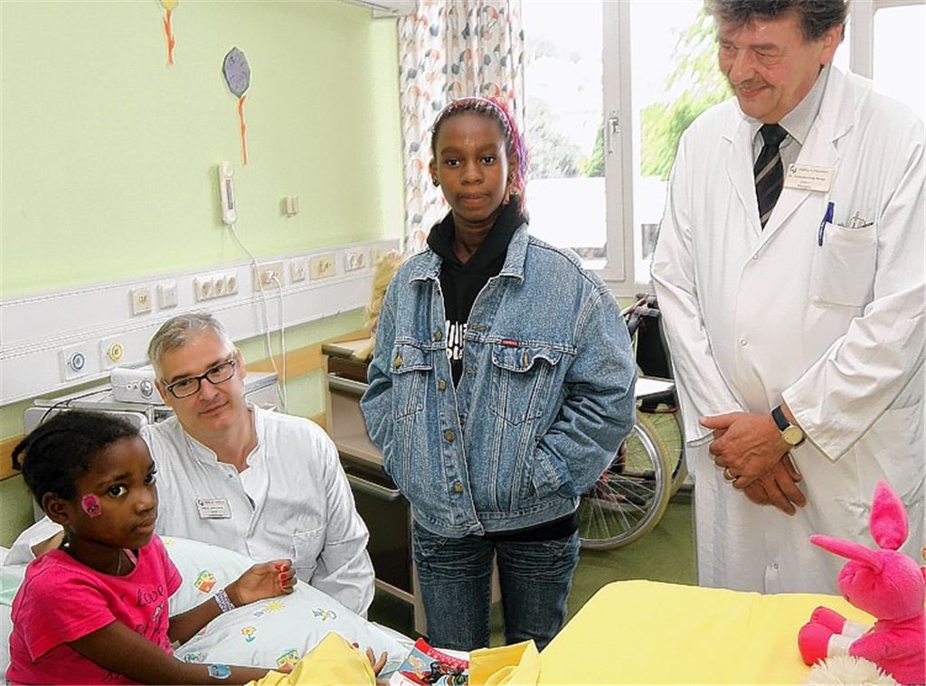 Luciana (li.) und Meliana mit den Chefärzten Bernd Maier und Hans-Ludwig Reiter (re.).