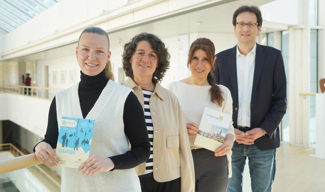 Lucy Herb und Sylke Kopp von der strategischen Sozialplanung, Dezernentin Katja Kreeb und Jens Ridderbusch vom Statistischen Landesamt (v.li.) hoffen auf eine gute Resonanz für die Konferenz. Foto: Roller