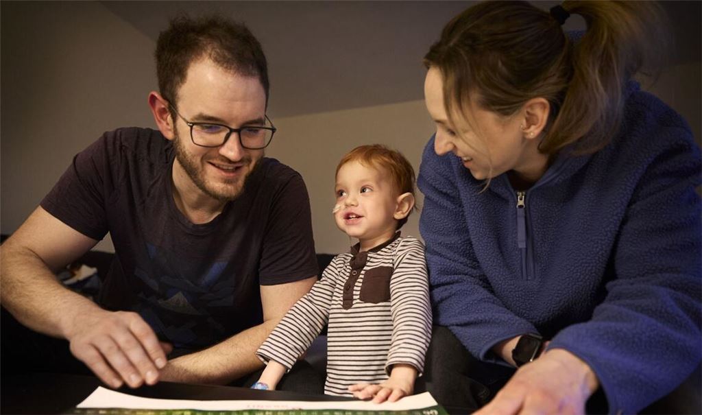 Ludwig mit seinen Eltern und seinem  Traktor-Kalender