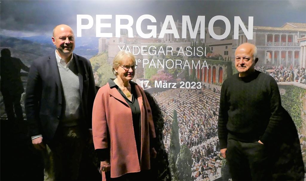 Lüften das Geheimnis um den Panorama-Nachfolger in Pforzheim: Yadegar Asisi (re.) mit Andrea Scheidtweiler und Johannes Schweizer. Foto: Peche