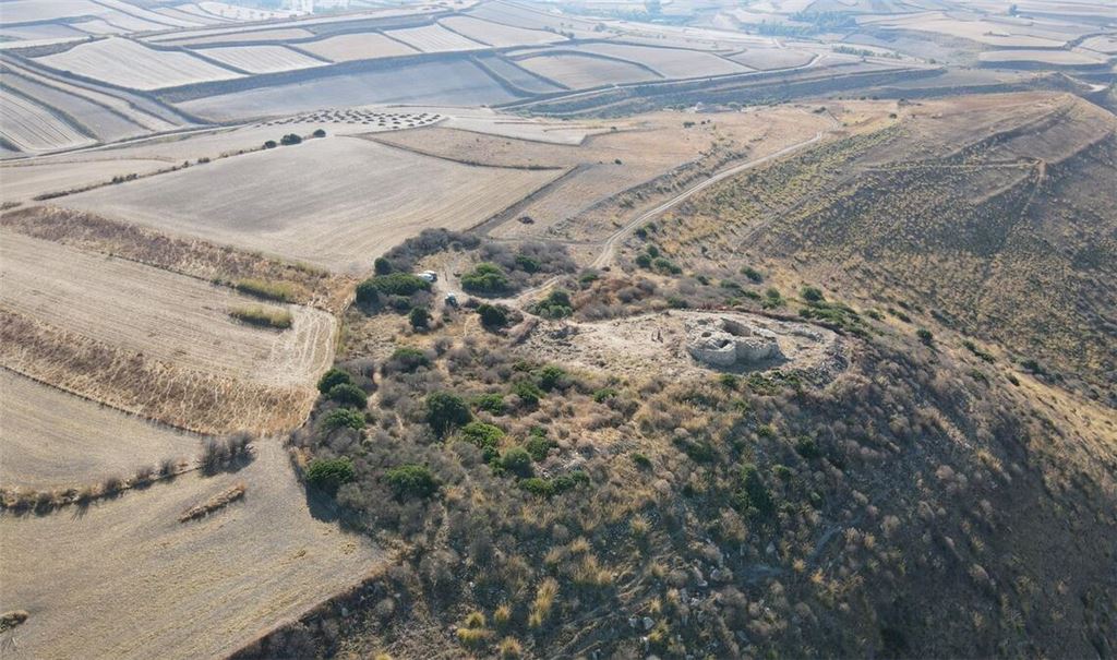 Luftaufnahme der Fundstätte Nuraghe Barru im zentral-südlichen Sardinien.