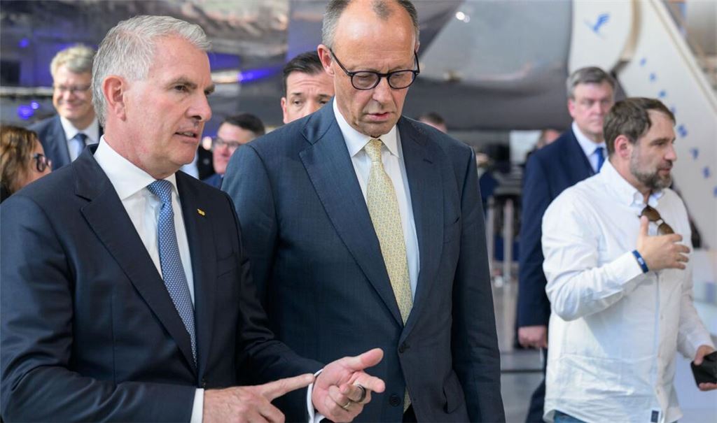 Lufthansa-Chef Carsten Spohr (links) und Kanzler Friedrich Merz auf dem Weg zum Jubiläumsfestakt.
