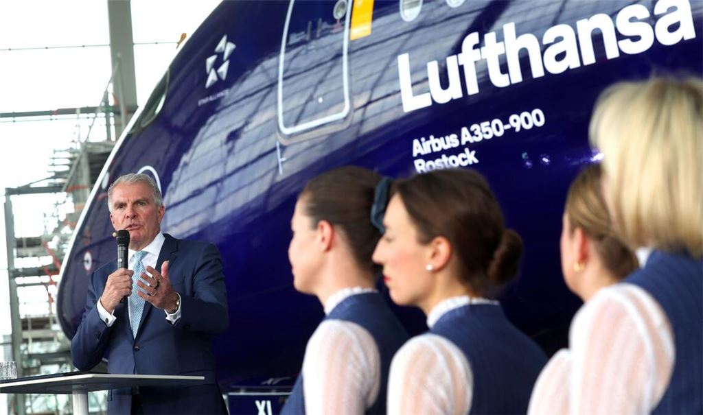 Lufthansa-Chef Carsten Spohr und Flugbegleiterinnen.