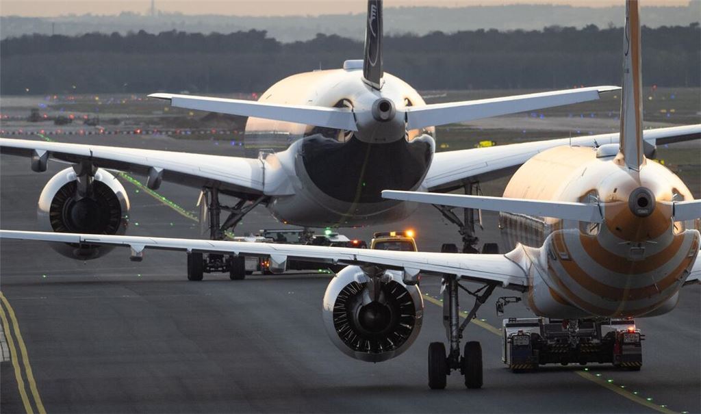 Lufthansa und Condor konkurrieren am Frankfurter Flughafen. (Archivbild)