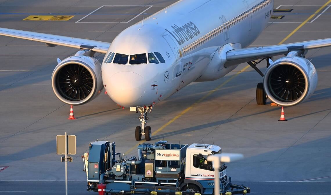 Lufthansa versichert seinen Kunden, dass im Sommer keine Flugausfälle wegen fehlenden Kerosins drohen (Symbolfoto).