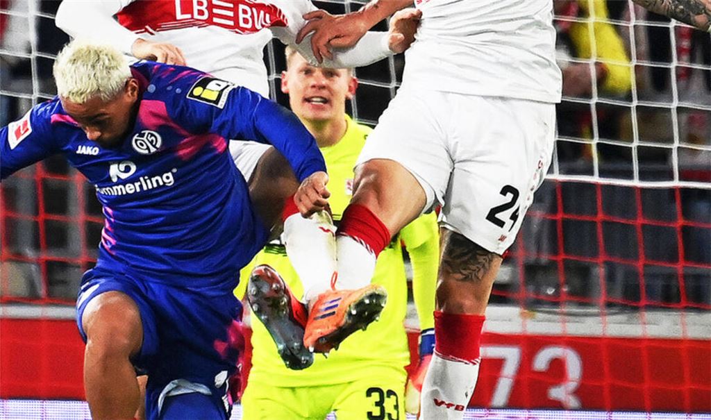 Lufthoheit: die VfB-Profis Jeff Chabot (re.) und Finn Jeltsch (li.)  im Zweikampf mit dem Mainzer Armindo Sieb