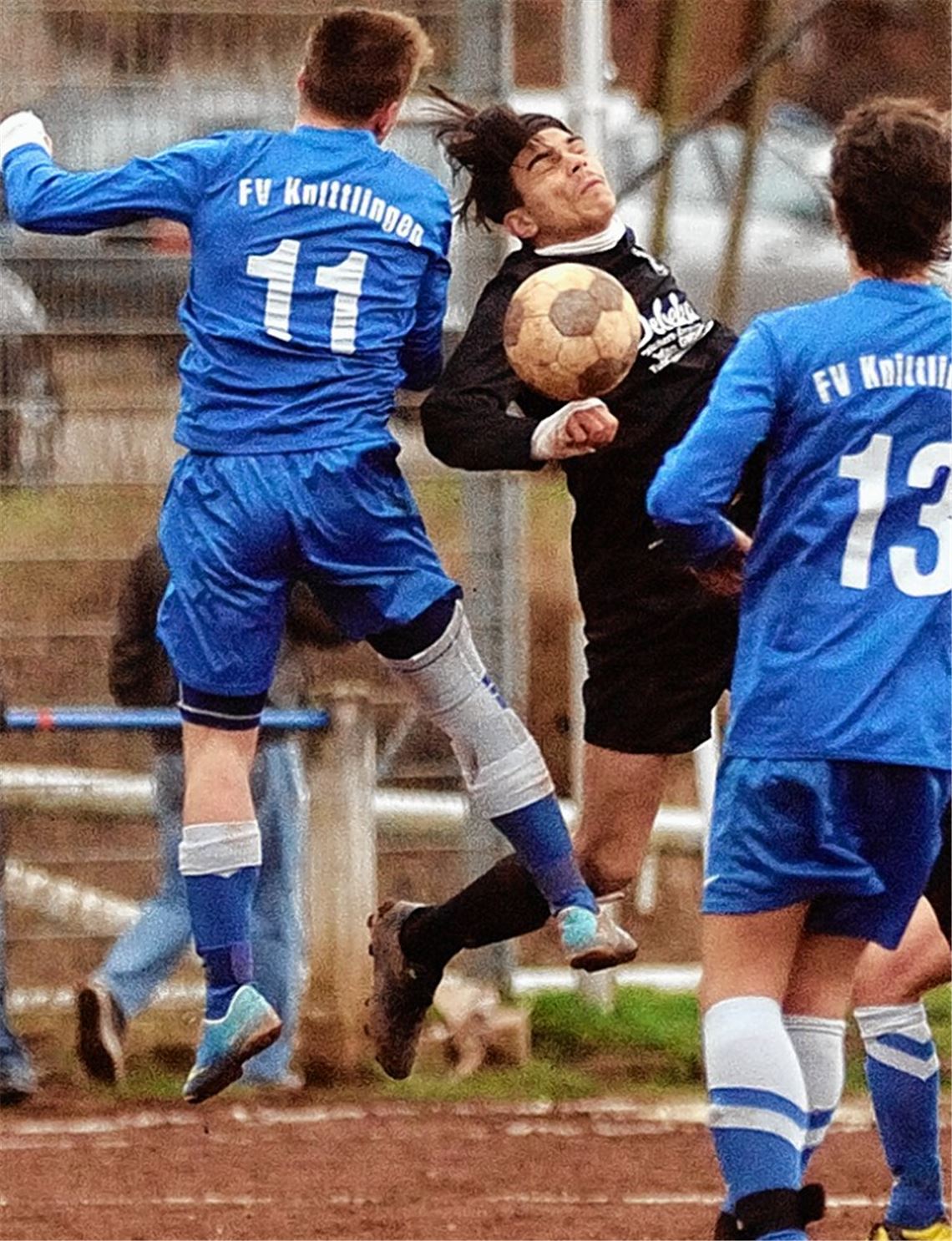 Luftkampf mit Folgen: Knittlingens Oliver Egler (li.) kollidiert mit Anil Demiral. Schiedsrichter Michael Dzellack pfeift Elfmeter, den die Gäste zum 1:1-Endstand verwandeln. Foto: Fotomoment