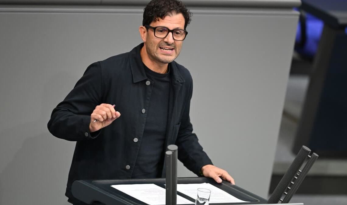 Luigi Pantisano, Parteivorsitzender Die Linke, spricht im Bundestag.